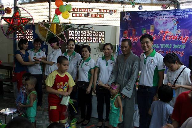 Câu lạc bộ Quản lý Buồng TP Hồ Chí Minh và Miền Nam Tết trung thu cùng trẻ em khuyết tật, mồ côi